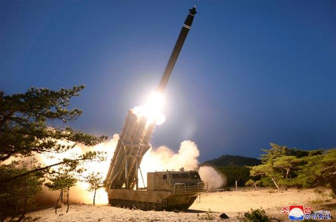Esta foto tirada em 29 de março de 2020 e divulgada pela Agência Central de Notícias da Coréia do Norte (KCNA) oficial da Coreia do Norte em 30 de março mostra um teste de fogo de grandes lançadores de foguetes enormes em um local não revelado na Coréia do Norte.(foto: STR / KCNA VIA KNS / AFP) Esta foto tirada em 29 de março de 2020 e divulgada pela Agência Central de Notícias da Coréia do Norte (KCNA) oficial da Coreia do Norte em 30 de março mostra um teste de fogo de grandes lançadores de foguetes enormes em um local não revelado na Coréia do Norte.(foto: STR / KCNA VIA KNS / AFP)