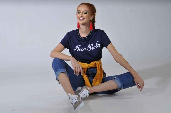 Blusa Toca Bola, da Pop Up Store (R$ 99) Calça jeans, da Maria Filó Parkshopping (R$ 359) Tênis da Nike, disponível na Centauro do Parkshopping (R$ 279,99) Brinco de franjas, da C&A (R$ 29,99)(foto: Minervino Junior/CB/D.A Press) Blusa Toca Bola, da Pop Up Store (R$ 99) Calça jeans, da Maria Filó Parkshopping (R$ 359) Tênis da Nike, disponível na Centauro do Parkshopping (R$ 279,99) Brinco de franjas, da C&A (R$ 29,99)(foto: Minervino Junior/CB/D.A Press)