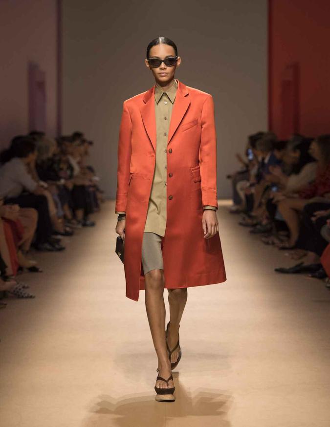 Elegância e sobriedade para o verão de Salvatore Ferragamo. Contudo, o living coral entra para dar um ponto de cor nas cores neutras. Truque para aderir já!(foto: Indigital.tv/Reprodução) Elegância e sobriedade para o verão de Salvatore Ferragamo. Contudo, o living coral entra para dar um ponto de cor nas cores neutras. Truque para aderir já!(foto: Indigital.tv/Reprodução)