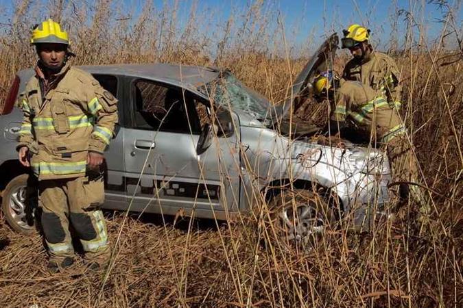 Ela foi atendida transportada pelo Corpo de Bombeiros (CBMDF) ao Hospital Regional de Santa Maria (HRSM), com dores abdominais, na cabeça, no membro inferior direito, consciente, desorientada e estável(foto: CBMDF/Divulgação) Ela foi atendida transportada pelo Corpo de Bombeiros (CBMDF) ao Hospital Regional de Santa Maria (HRSM), com dores abdominais, na cabeça, no membro inferior direito, consciente, desorientada e estável(foto: CBMDF/Divulgação)