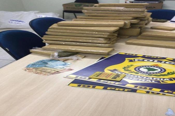 Os agentes iniciaram uma revista e encontraram 100kg de maconha (foto: PRF/Divulgação) Os agentes iniciaram uma revista e encontraram 100kg de maconha (foto: PRF/Divulgação)