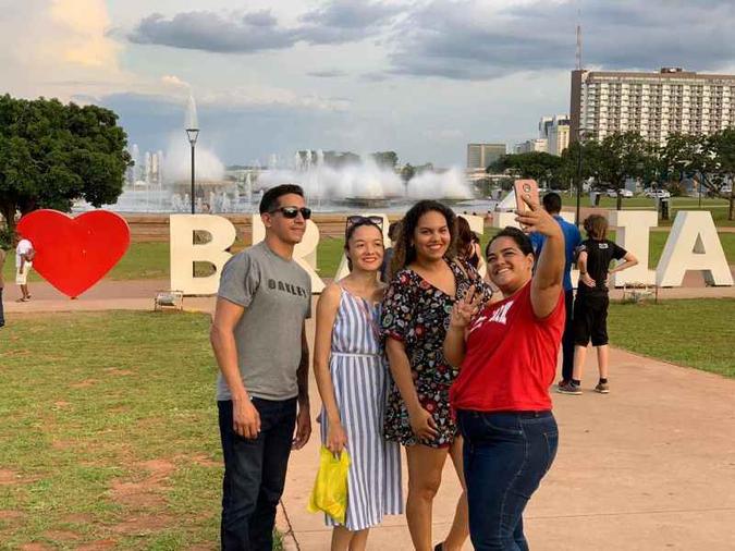Professora de inglês, Samia Pinheiro levou a amiga piauiense Sanatyelle Alves e familiares para conhecer os pontos turísticos do Distrito Federal(foto: Agatha Gonzaga/Esp. CB/D.A Press) Professora de inglês, Samia Pinheiro levou a amiga piauiense Sanatyelle Alves e familiares para conhecer os pontos turísticos do Distrito Federal(foto: Agatha Gonzaga/Esp. CB/D.A Press)