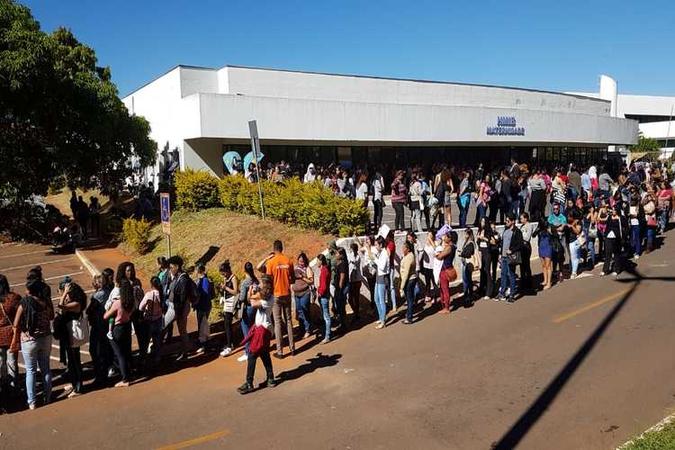 Mulheres dormiram na fila para conseguir atendimento(foto: Carlos Vieira/CB/D.A Press) Mulheres dormiram na fila para conseguir atendimento(foto: Carlos Vieira/CB/D.A Press)