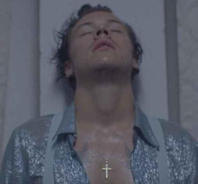 Cena do novo clipe de Harry Styles, 'Light's Up'(foto: Reprodução Twitter) Cena do novo clipe de Harry Styles, 'Light's Up'(foto: Reprodução Twitter)
