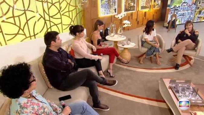 Atriz não desgrudou do celular durante o programa e foi criticada nas redes sociais(foto: TV Globo/Reprodução) Atriz não desgrudou do celular durante o programa e foi criticada nas redes sociais(foto: TV Globo/Reprodução)