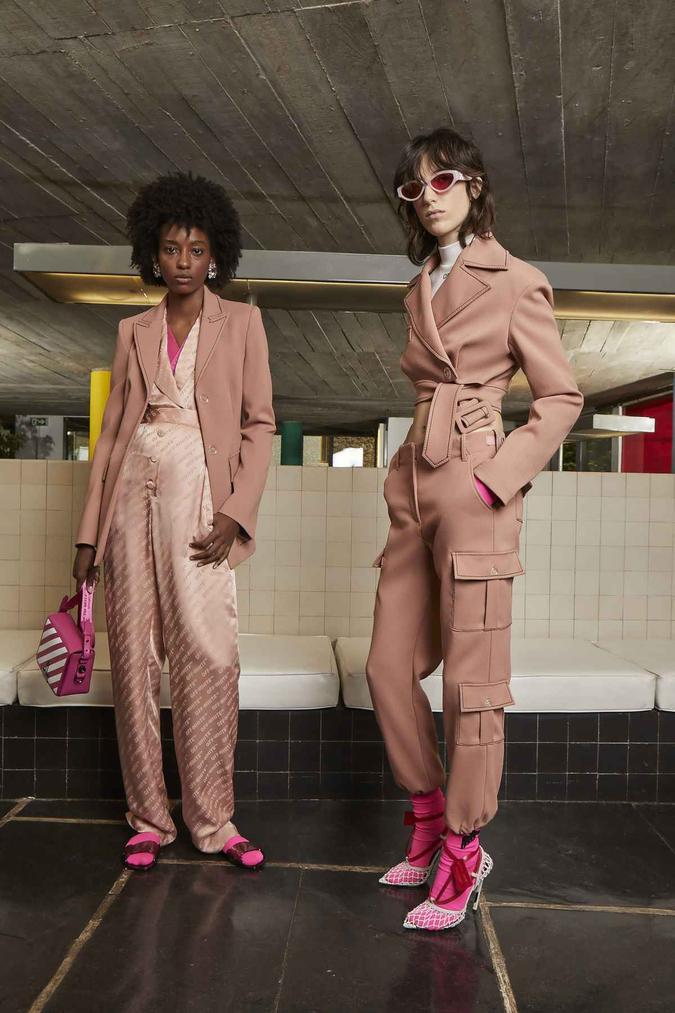 A OffWhite trouxe a sofisticação colorida aos tons terrosos em seu outono 2019. Democráticas, as cores funcionam com diversas tonalidades, e o rosa é um charme!(foto: OffWhite/Divulgacao) A OffWhite trouxe a sofisticação colorida aos tons terrosos em seu outono 2019. Democráticas, as cores funcionam com diversas tonalidades, e o rosa é um charme!(foto: OffWhite/Divulgacao)