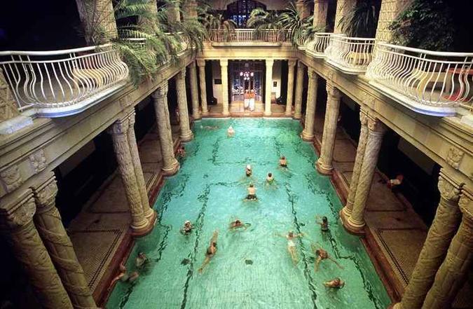 As termas, hoje protegidas por um prédio, são usadas desde o Império Otomano(foto: Visite Hungria/Flickr) As termas, hoje protegidas por um prédio, são usadas desde o Império Otomano(foto: Visite Hungria/Flickr)