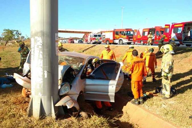 Com o impacto da batida o motorista do Citroën Xaara perdeu o controle do veículo e bateu em um poste(foto: Corpo de Bombeiros/Divulgação) Com o impacto da batida o motorista do Citroën Xaara perdeu o controle do veículo e bateu em um poste(foto: Corpo de Bombeiros/Divulgação)
