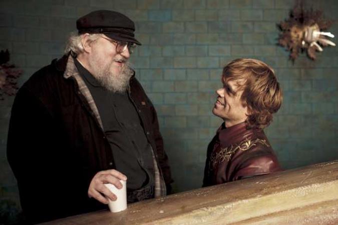 George R.R. Martin (esquerda) em momento de descontração com Peter Dinklage nos bastidores de Game of thrones(foto: HBO/Divulgação) George R.R. Martin (esquerda) em momento de descontração com Peter Dinklage nos bastidores de Game of thrones(foto: HBO/Divulgação)