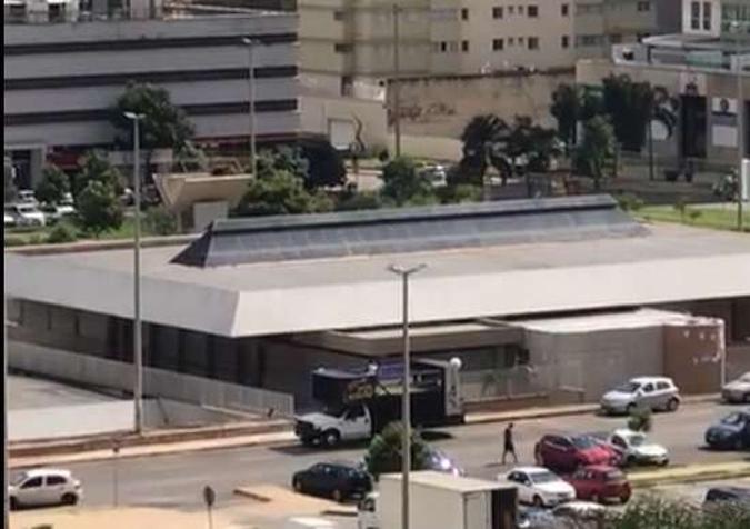 Mulher com carro de som incentiva população a sair de casa em Águas Claras(foto: Reprodução/Larissa Nogueira) Mulher com carro de som incentiva população a sair de casa em Águas Claras(foto: Reprodução/Larissa Nogueira)