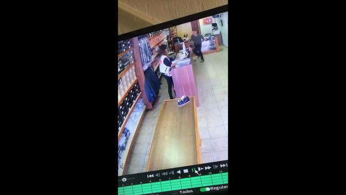 Homem ameaçou bater em uma senhora e jogou o celular na direção de outra funcionária(foto: Reprodução/ Redes sociais) Homem ameaçou bater em uma senhora e jogou o celular na direção de outra funcionária(foto: Reprodução/ Redes sociais)