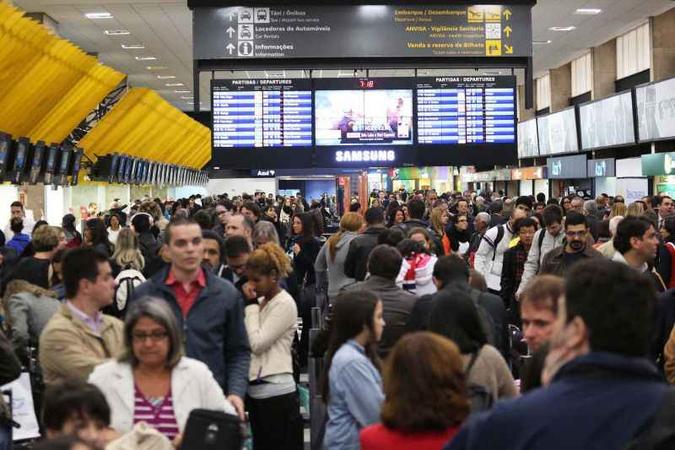 Saguão lotado do Aeroporto de Congonhas, em São Paulo: para especialistas, governo deveria apressar a concessão, como sinal ao mercado(foto: Renato S. Cerqueira/Futura Press/AE - 19/7/16) Saguão lotado do Aeroporto de Congonhas, em São Paulo: para especialistas, governo deveria apressar a concessão, como sinal ao mercado(foto: Renato S. Cerqueira/Futura Press/AE - 19/7/16)