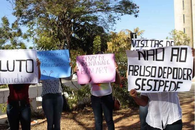 Durante o protesto, elas ergueram cartazes com frases ofensivas que seriam ditas por agentes nas unidades prisionais(foto: Ana Rayssa/Esp. CB/D.A Press) Durante o protesto, elas ergueram cartazes com frases ofensivas que seriam ditas por agentes nas unidades prisionais(foto: Ana Rayssa/Esp. CB/D.A Press)