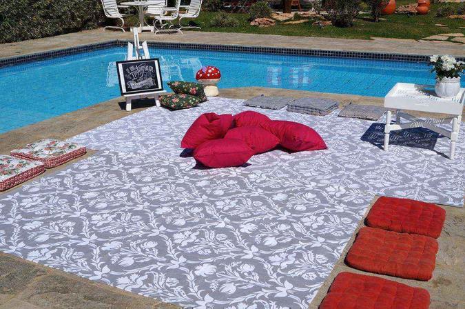 Almofadas, flores e tapetes são boas ideias para receber os amigos na área de lazer. Decoração por Anete Carrard, do Projetos Inventivos. Almofadas, flores e tapetes são boas ideias para receber os amigos na área de lazer. Decoração por Anete Carrard, do Projetos Inventivos.