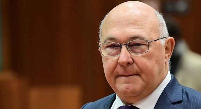 O ministro francês da Economia e Finanças, Michel Sapin, se opôs nesta quinta-feira (15/12) à decisão do Eurogrupo de suspender as medidas de alívio à dívida grega, e disse que essas medidas foram adotadas sem qualquer tipo de condição(foto: Emmanuel Dunand/AFP - 8/11/16) O ministro francês da Economia e Finanças, Michel Sapin, se opôs nesta quinta-feira (15/12) à decisão do Eurogrupo de suspender as medidas de alívio à dívida grega, e disse que essas medidas foram adotadas sem qualquer tipo de condição(foto: Emmanuel Dunand/AFP - 8/11/16)