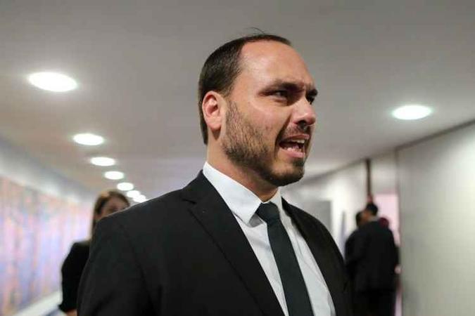 Carlos Bolsonaro esteve um tempo ausente das redes sociais, mas voltou(foto: AFP / Sergio Lima) Carlos Bolsonaro esteve um tempo ausente das redes sociais, mas voltou(foto: AFP / Sergio Lima)