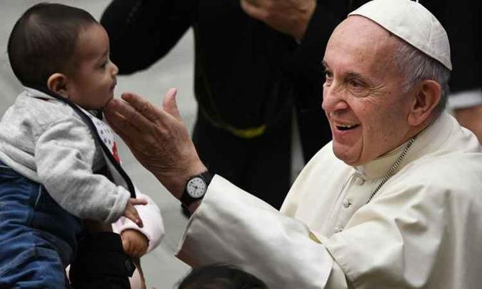 Declarações do Papa Francisco sobre o Pacto Mundial para Migração foram ditas após a oração do Angelus diante de milhares de fiéis reunidos na Praça de São Pedro(foto: AFP/Vicenzo Pinto) Declarações do Papa Francisco sobre o Pacto Mundial para Migração foram ditas após a oração do Angelus diante de milhares de fiéis reunidos na Praça de São Pedro(foto: AFP/Vicenzo Pinto)