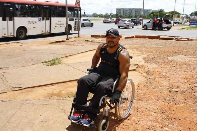 Valdenor Soares tem de contar com a ajuda de desconhecidos (foto: Ana Rayssa/Esp. CB/D.A Press)