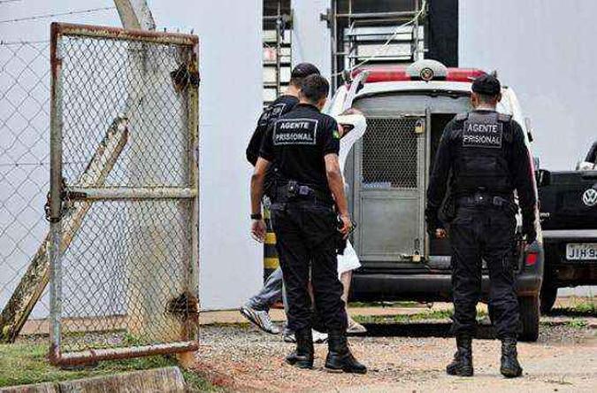 Policiais preparam-se para retirar o corpo de Juciel da prisão: condenado sofria de transtornos mentais(foto: Ed Alves/CB/DA Press) Policiais preparam-se para retirar o corpo de Juciel da prisão: condenado sofria de transtornos mentais(foto: Ed Alves/CB/DA Press)