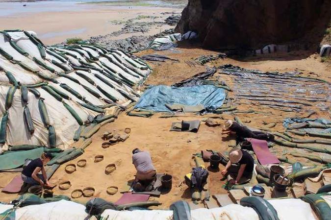 Pegadas achadas na costa da Normandia, na França.(foto: Dominique Cliquet/Arquivo) Pegadas achadas na costa da Normandia, na França.(foto: Dominique Cliquet/Arquivo)