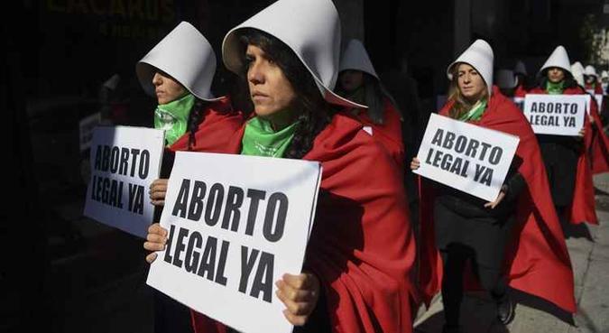 Grupos que apoiam a iniciativa tentaram modificar o projeto de lei para reduzir de 14 a 12 semanas o período em que o aborto seria autorizado(foto: AFP) Grupos que apoiam a iniciativa tentaram modificar o projeto de lei para reduzir de 14 a 12 semanas o período em que o aborto seria autorizado(foto: AFP)