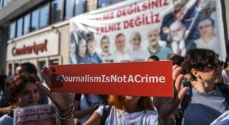 Protestos contra o julgamento de jornalistas fora da sede do jornal Protestos contra o julgamento de jornalistas fora da sede do jornal