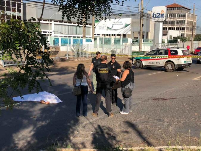Homem é assassinado no meio da rua, no SIA, em Brasília(foto: Walder Galvão/Esp. CB/DA Press) Homem é assassinado no meio da rua, no SIA, em Brasília(foto: Walder Galvão/Esp. CB/DA Press)
