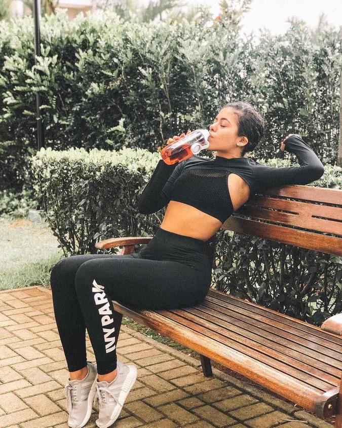 O pretinho básico ganha um diferencial com a adição da terceira peça. A sobreposição de mangas compridas da influenciadora Rayza Nicácio tem recortes comuns das peças fitness para não atrapalhar na transpiração do corpo.(foto: Instagram/Reprodução) O pretinho básico ganha um diferencial com a adição da terceira peça. A sobreposição de mangas compridas da influenciadora Rayza Nicácio tem recortes comuns das peças fitness para não atrapalhar na transpiração do corpo.(foto: Instagram/Reprodução)