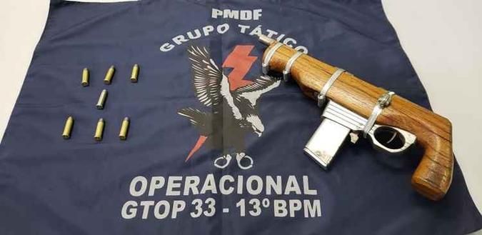 Arma estava carregada com sete munições no momento da apreensão(foto: Reprodução/PMDF) Arma estava carregada com sete munições no momento da apreensão(foto: Reprodução/PMDF)