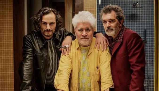 Bastidores do filme Dor e glória: Almodóvar ladeado pelos astros Asier Etxeandia e Antonio Banderas(foto: Universal/Divulgação) Bastidores do filme Dor e glória: Almodóvar ladeado pelos astros Asier Etxeandia e Antonio Banderas(foto: Universal/Divulgação)
