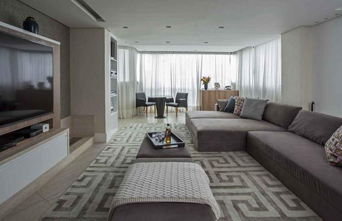 A lareira ecológica é um ótimo artifício para otimizar espaços e garantir mais calor e aconchego ao ambiente. O projeto é de Karina Korn Arquitetura (foto: Edu Pozella/Divulgação) A lareira ecológica é um ótimo artifício para otimizar espaços e garantir mais calor e aconchego ao ambiente. O projeto é de Karina Korn Arquitetura (foto: Edu Pozella/Divulgação)
