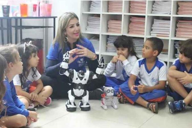 Andreia explica programação para alunos da escola Arara Azul(foto: Arquivo Pessoal) Andreia explica programação para alunos da escola Arara Azul(foto: Arquivo Pessoal)