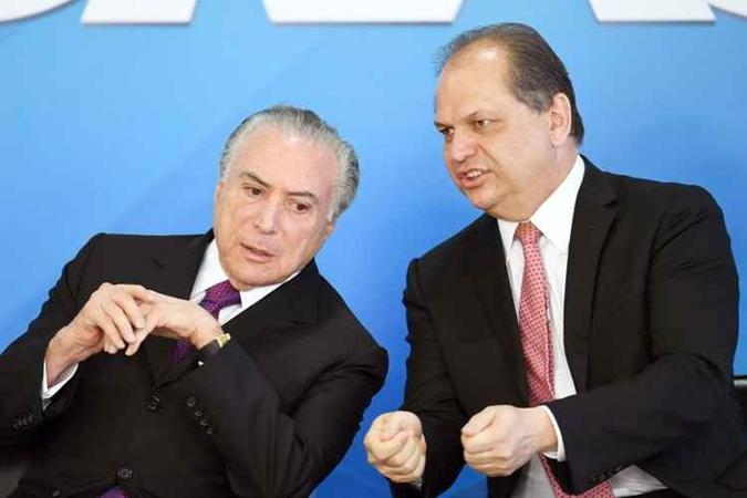 Temer com Ricardo Barros, da Saúde: base aliada inicia conversas para colocar indicados na Esplanada com a descompatibilização de 11 ministros(foto: Evaristo Sá/AFP - 17/10/17) Temer com Ricardo Barros, da Saúde: base aliada inicia conversas para colocar indicados na Esplanada com a descompatibilização de 11 ministros(foto: Evaristo Sá/AFP - 17/10/17)