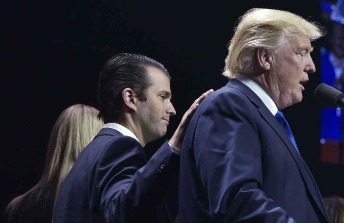 Trump Jr. e seu pai em evento republicano em 2016(foto: AFP / MANDEL NGAN) Trump Jr. e seu pai em evento republicano em 2016(foto: AFP / MANDEL NGAN)