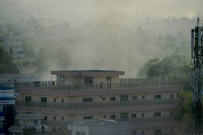 Edifício atacado por homem-bomba em Jalalabad, Afeganistão(foto: AFP) Edifício atacado por homem-bomba em Jalalabad, Afeganistão(foto: AFP)
