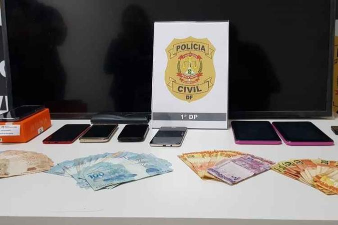 Com o suspeito, polícia apreendeu telefones, tablets e dinheiro(foto: Alan Rios/CB/D.A Press) Com o suspeito, polícia apreendeu telefones, tablets e dinheiro(foto: Alan Rios/CB/D.A Press)