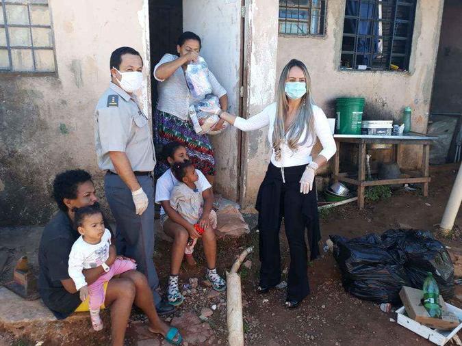 AS cestas foram entregues a famílias que não tiveram aceso aos auxílios emergenciais(foto: Divulgação/ Embaixada do Chile) AS cestas foram entregues a famílias que não tiveram aceso aos auxílios emergenciais(foto: Divulgação/ Embaixada do Chile)