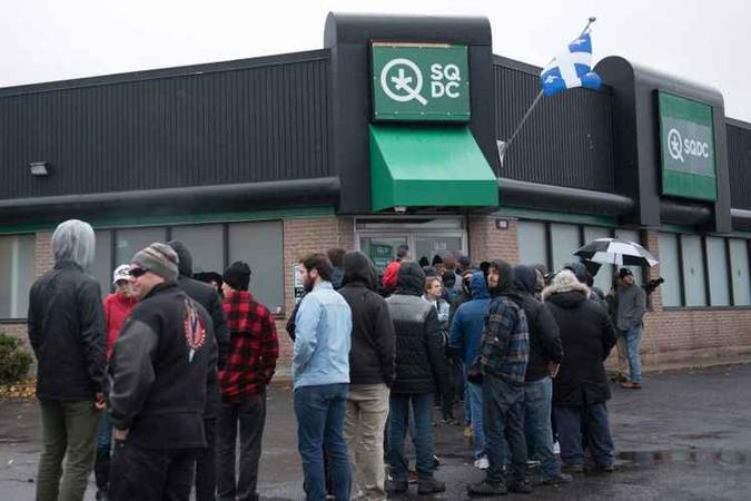 Fila em loja de cannabis em Quebec City, no Canadá: pesquisadores recomendam maior diálogo entre médicos e pacientes para evitar problemas(foto: AFP / Alice Chiche) Fila em loja de cannabis em Quebec City, no Canadá: pesquisadores recomendam maior diálogo entre médicos e pacientes para evitar problemas(foto: AFP / Alice Chiche)