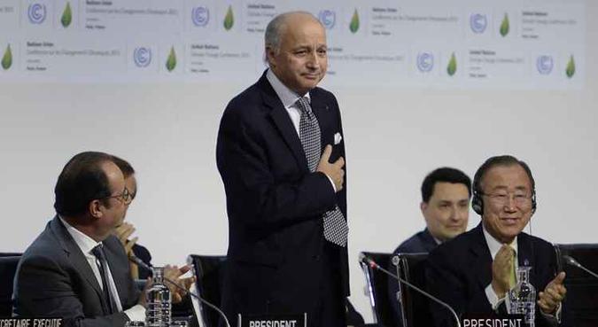 Fabius também expressou preocupação com o impacto da decisão americana no financiamento das políticas climáticas dos países em desenvolvimento(foto: Miguel Medina/AFP) Fabius também expressou preocupação com o impacto da decisão americana no financiamento das políticas climáticas dos países em desenvolvimento(foto: Miguel Medina/AFP)