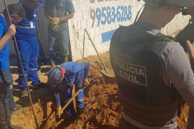 Funcionários da Caesb cavam para encontrar ligação clandestina em rede de abastecimento de Água no Areal(foto: Alan Rios/Esp. CB/D.A Press) Funcionários da Caesb cavam para encontrar ligação clandestina em rede de abastecimento de Água no Areal(foto: Alan Rios/Esp. CB/D.A Press)