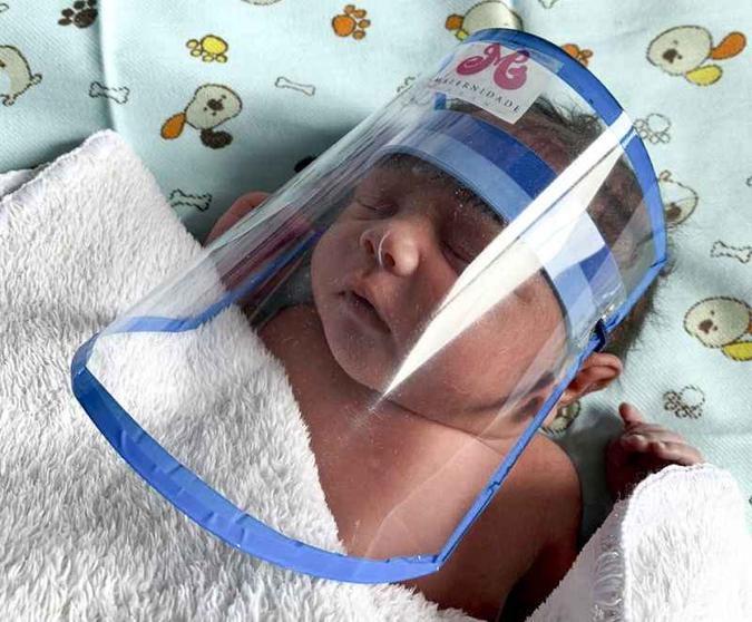 Enquanto aguardava a alta, Davi, filho de Mariene e Ricardo, ganhou equipamento de proteção para bebês confeccionado pelas enfermeiras do Hran(foto: Arquivo Pessoal) Enquanto aguardava a alta, Davi, filho de Mariene e Ricardo, ganhou equipamento de proteção para bebês confeccionado pelas enfermeiras do Hran(foto: Arquivo Pessoal)