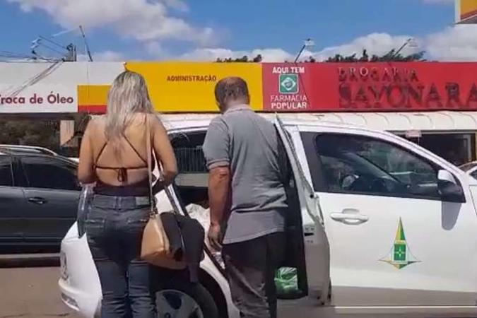 O homem usou um carro do GDF para entregar panfletos a uma mulher(foto: Reprodução) O homem usou um carro do GDF para entregar panfletos a uma mulher(foto: Reprodução)