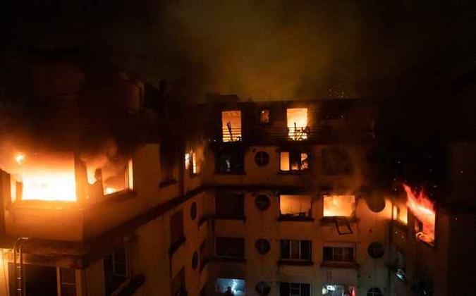 O incêndio começou por volta de 1H00 (22h00 de Brasília, segunda-feira) e foi controlado por quase 200 bombeiros após mais de cinco horas de trabalho(foto: Reprodução/Twitter) O incêndio começou por volta de 1H00 (22h00 de Brasília, segunda-feira) e foi controlado por quase 200 bombeiros após mais de cinco horas de trabalho(foto: Reprodução/Twitter)
