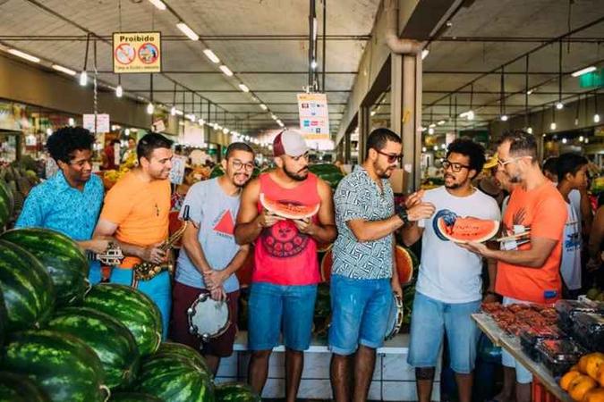 O 7 na Roda alimenta a efervescência da cena do samba em Brasília(foto: Thaís Mallon/Divulgação) O 7 na Roda alimenta a efervescência da cena do samba em Brasília(foto: Thaís Mallon/Divulgação)