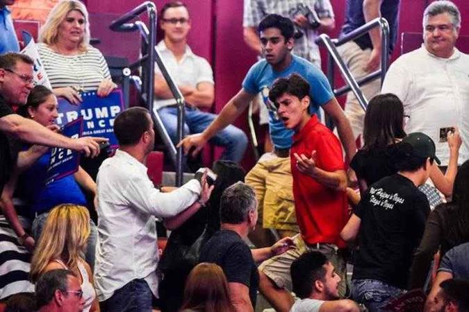 Grupo anti-Trump enfrenta militância do bilionário em Fort Lauderdale: imprevisível(foto: Gaston de Cardenas / AFP) Grupo anti-Trump enfrenta militância do bilionário em Fort Lauderdale: imprevisível(foto: Gaston de Cardenas / AFP)