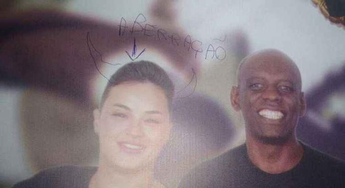 De acordo com Laís, uma amiga viu o colega de turma desenhando em cima de um banner de formatura fixado na faculdade(foto: Reprodução/WhatsApp) De acordo com Laís, uma amiga viu o colega de turma desenhando em cima de um banner de formatura fixado na faculdade(foto: Reprodução/WhatsApp)
