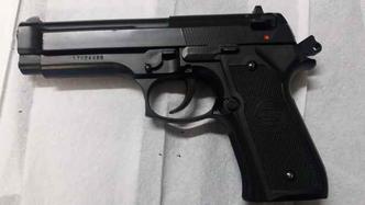 Após ser encontrado por denúncia anônima, homem foi encontrado com revólver no Cruzeiro Velho(foto: Divulgação/PMDF) Após ser encontrado por denúncia anônima, homem foi encontrado com revólver no Cruzeiro Velho(foto: Divulgação/PMDF)
