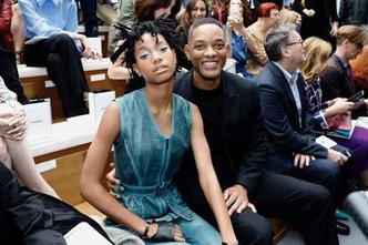 Willow e Will Smith na primeira fila do desfile(foto: AFP / FRANCOIS GUILLOT ) Willow e Will Smith na primeira fila do desfile(foto: AFP / FRANCOIS GUILLOT )