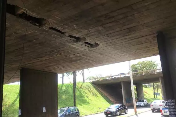 Os buracos foram ocasionados após um caminhão passar raspando o teto do viaduto(foto: Vinicius Cardoso/Esp. CB/D.A. Press) Os buracos foram ocasionados após um caminhão passar raspando o teto do viaduto(foto: Vinicius Cardoso/Esp. CB/D.A. Press)