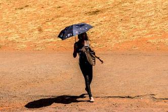 Há seis dias sem chuvas, a umidade relativa do ar variou entre 85% e 30% ao longo do dia(foto: Arthur Menescal/Esp. CB/D.A Press) Há seis dias sem chuvas, a umidade relativa do ar variou entre 85% e 30% ao longo do dia(foto: Arthur Menescal/Esp. CB/D.A Press)